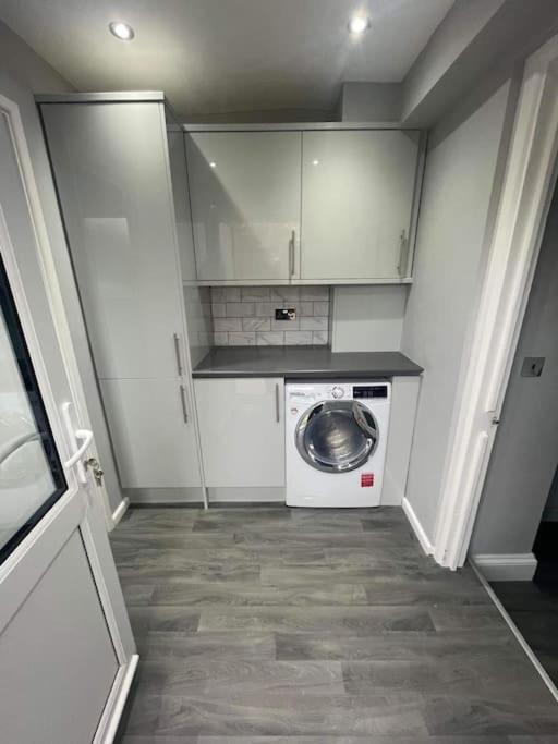 Large 1 Bedroom Flat With Private Parking 普里茅斯 外观 照片